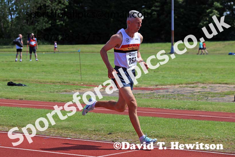 Mens 1500 metres, 2024 NE Masters Track and Field Champs., Monkton Stadium, Jarrow.  Photo: David T. Hewitson/Sports for All Pics